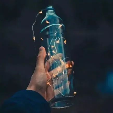 世界上有3件事最愚蠢，一是把钱借出去，等别人主动还；二是闷头做事，等老板主动提拔；三是使劲对别人好，坐等对方感恩戴德