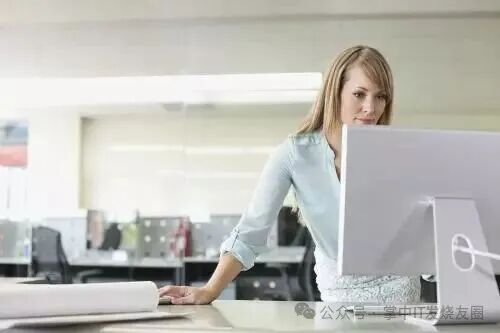 在 Windows 10 和 11 系统中，通过怎样设置可优化显示器显示效果，减少对眼睛的刺激