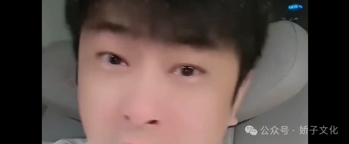 辛巴直播间唱伍佰的《突然的自我》：我这首歌的歌词猥琐吗？​辛巴展示座驾内饰功能！辛巴直播间做扬州炒饭，一顿忙活看着很专业