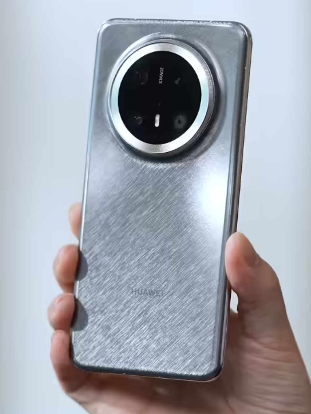 新机：华为Mate70真机亮相；小米15Ultra标配这黑科技；vivoS20就长这样；iQOONeo10Pro跑分超320W